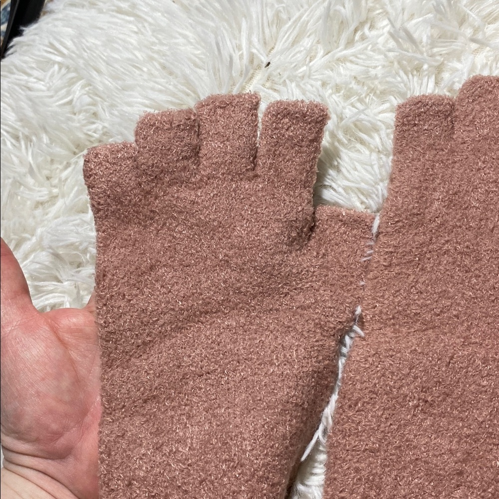 Barefoot Dreams Cozy Chic Fingerless Gloves Terra Pink L /XL NWT - Picture 7 of 7